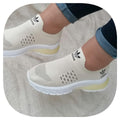 Adidas bege e branco