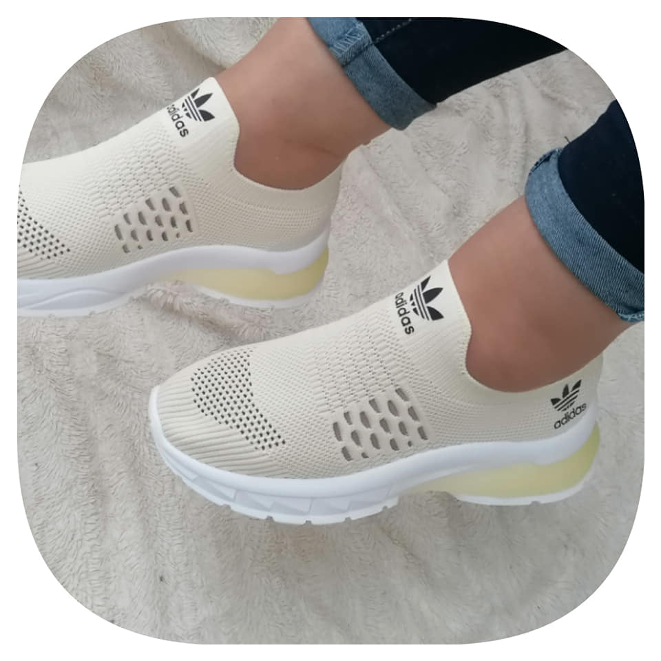 Adidas bege e branco