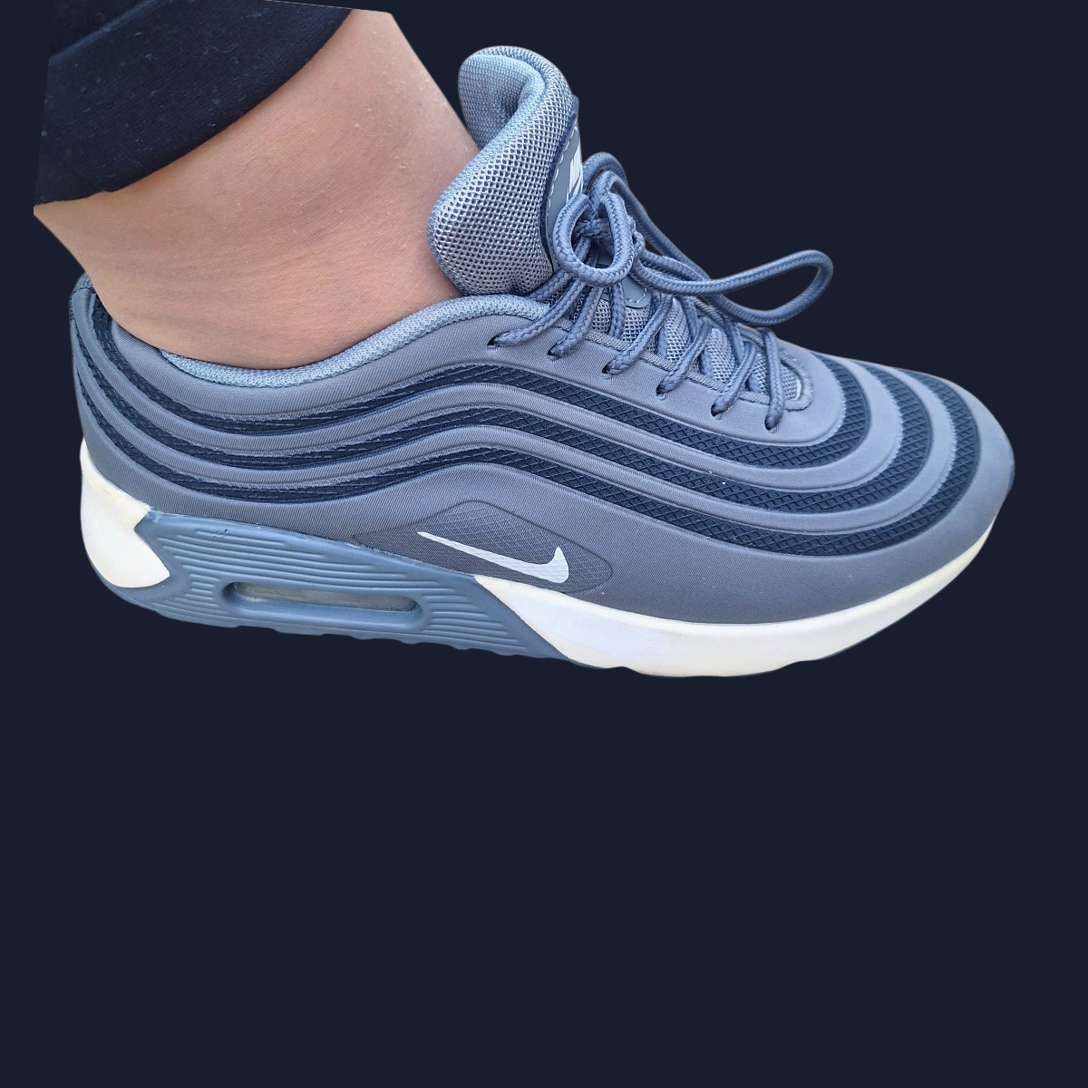 Nike cinza é branco